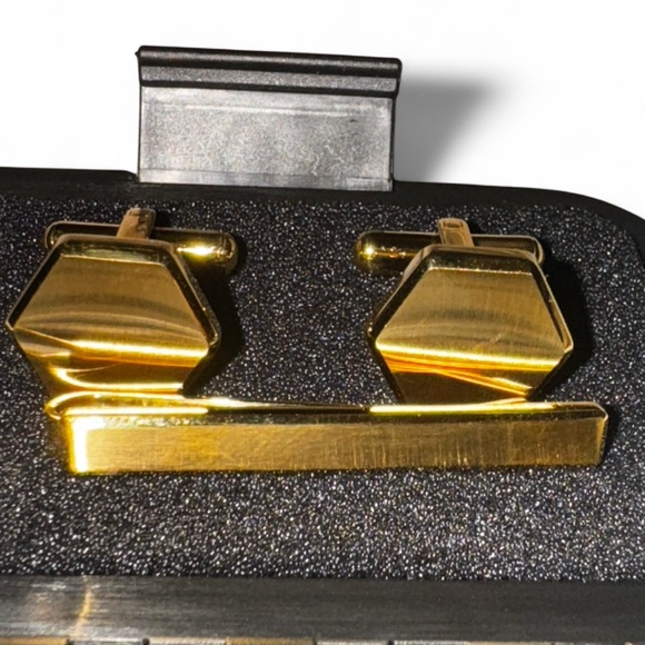 Ridge 24K Gold - Cufflinks & Tie Bar Set was told that set has 1/8th ounce gold - Picture 9 of 12